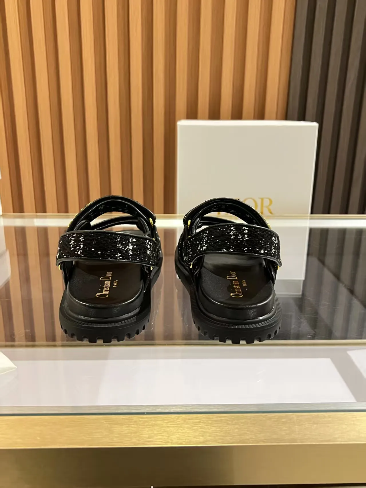 👟👟Ex-factory price 480👟👟 Dior classic popular sandals Step into the fashion territory of Dior slippers and encounter the ultimate fusion of elegance and comfort. The upper is engraved with the Christian Dior Paris logo using exquisite embroidery technology. The delicate stitching tells the brand's profound heritage and is fully recognizable.   Made of high-quality materials, it feels soft and fits your feet, as if it is a gentle care tailor-made for your feet. The sole is carefully designed and engraved with Christian Dior's lucky star symbol. It is not only a beautiful embellishment, but also provides reliable grip, making every step steady and secure.   It has a simple design and is easy to put on and take off. Whether it is a lazy weekend or a pleasant vacation, it can be easily adapted. Whether paired with casual shorts, casual jeans, or an elegant dress, Dior slippers can instantly enhance the overall style and show a casual fashion attitude.   Dior slippers, in the name of fashion, inject luxurious charm into your life and accompany you with every step you take with confidence and elegance. Material: Fine genuine cowhide upper, outsole, TPR, non-slip and wear-resistant, code number: 35-41 (42 customized)